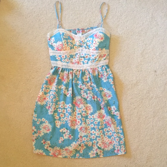 Trixxi Dresses & Skirts - 💙💕🌸Floral summer dress